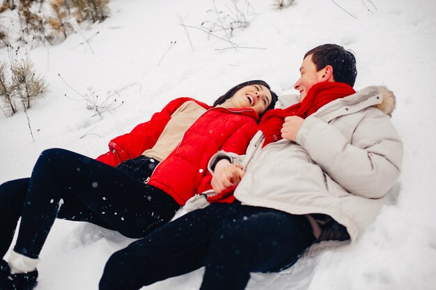 Gratis foto verliefde paar wandelen in een winter park