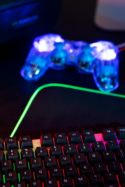 Gratis foto verloopweergave van verlichte neon gaming desk-opstelling met toetsenbord