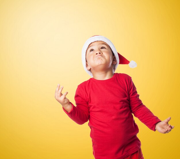 Vermakelijke kleine jongen gebaren met de handen