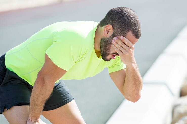 Gratis Foto vermoeid sportig man ontspannend en overdekt gezicht