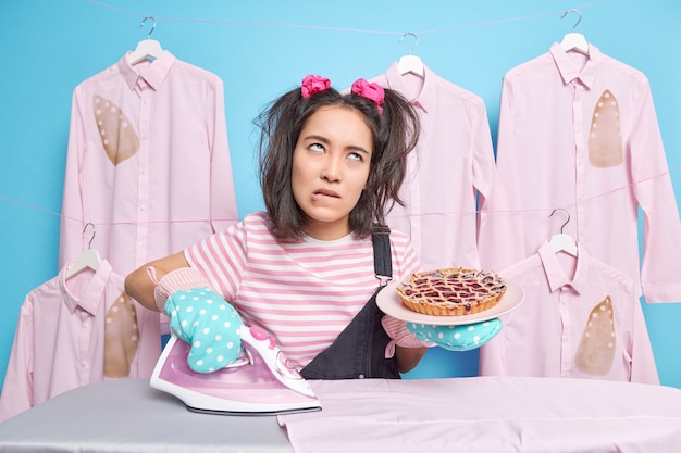 Vermoeide Aziatische vrouw bijt lippen heeft verveelde overwerkte uitdrukking