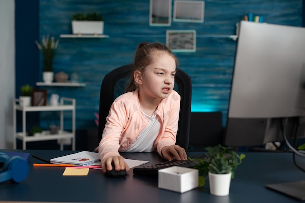 Vermoeide basisschoolleerling doet mee aan online les vanuit huis