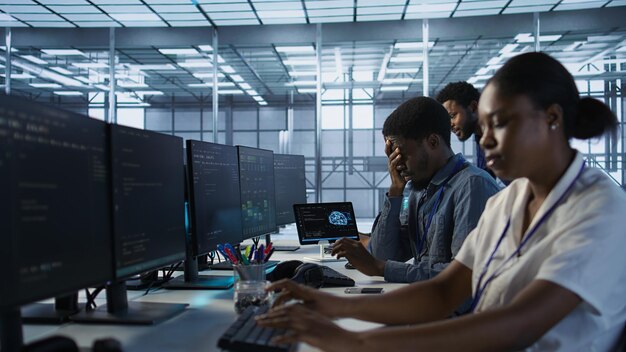 Vermoeide datacentrum ingenieur geeuwen lijden aan slaapgebrek