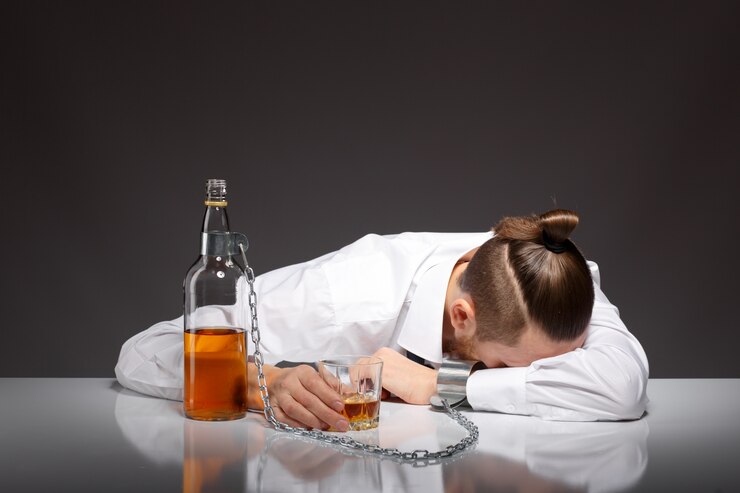 Vermoeide jonge zakenman drinken