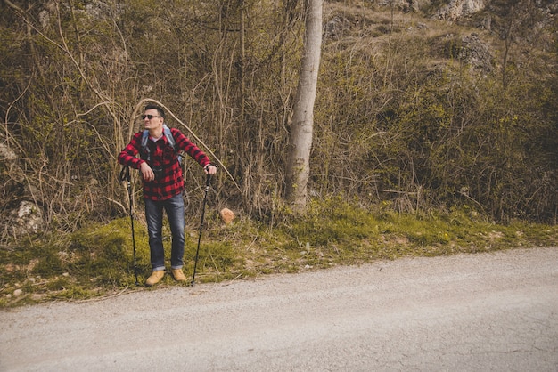 Gratis foto vermoeide reiziger rusten