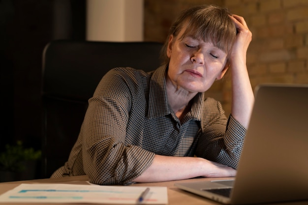 Vermoeide vrouw die laat werkt voor een deadline