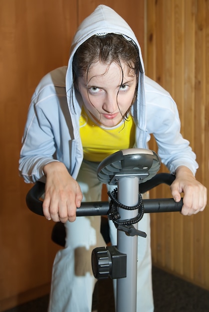 Vermoeidheid meisje op exercycle
