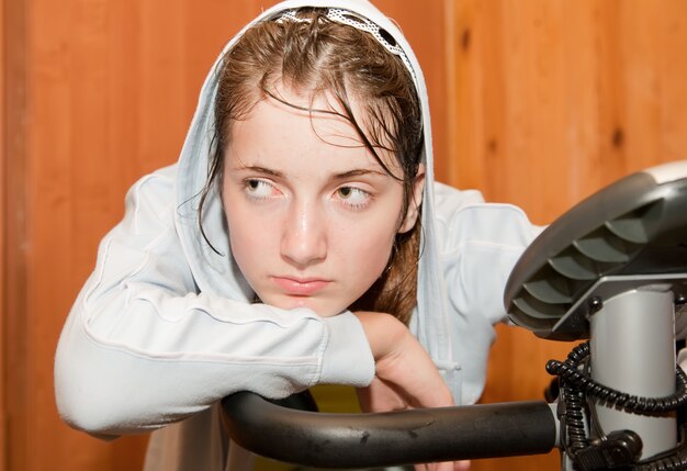 Vermoeidheid meisje op exercycle