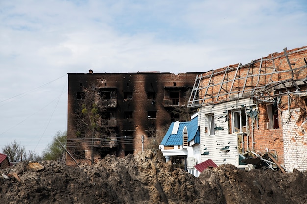 Gratis foto vernietigd gebouw russische oorlog in oekraïne