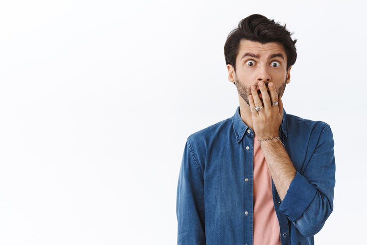 Gratis Foto verontruste jonge bebaarde man hijgende dekking geopende mond staren bezorgd en bezorgd besef iets verschrikkelijks staande angstig medeleven uitdrukken als hoor vriend kreeg in de problemen witte achtergrond