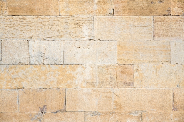 Verouderde bakstenen muur met scheuren