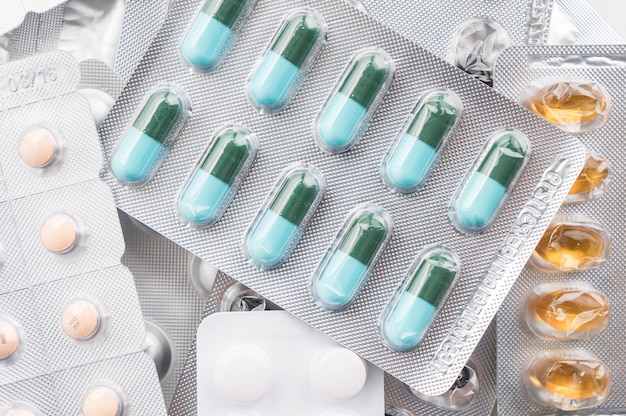 Gratis foto verpakkingen van pillen en capsules van medicijnen