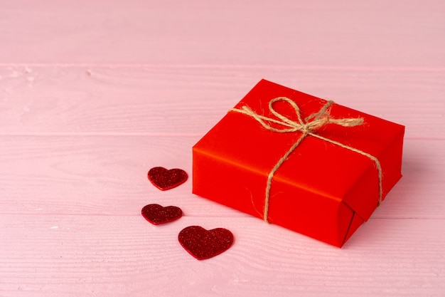 Verpakt cadeau voor valentijnsdag op houten tafel Premium Foto
