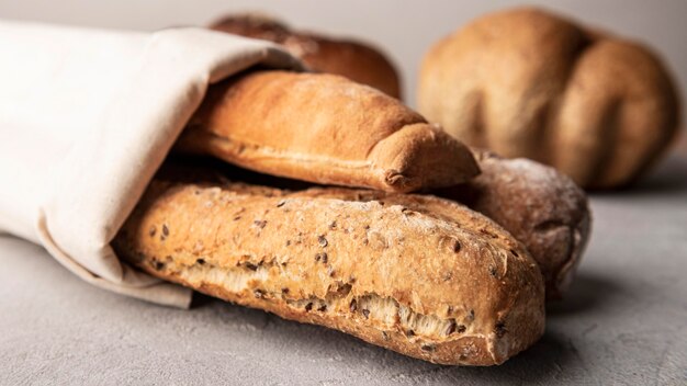 Verpakt zelfgemaakt gebakken brood vooraanzicht