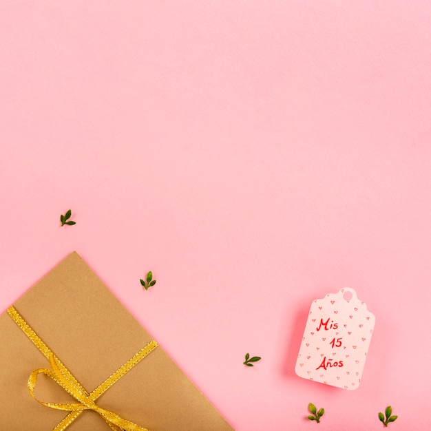 Verpakte geschenken op roze achtergrond met kopie ruimte