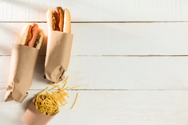 Verpakte hotdog en kaas kopie ruimte