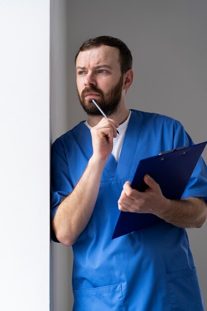 Verpleegkundige bereidt zich voor op consult