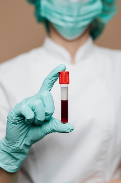 Verpleegkundige houdt een bloedtestbuis vast