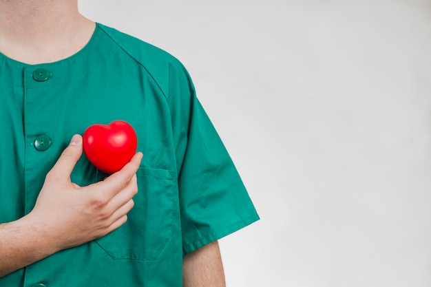 Verpleegkundige met plastic hart