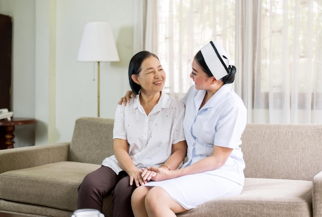Verpleegkundige zorgt voor senior geduldige vrouw op outdoor international nurses day Premium Foto