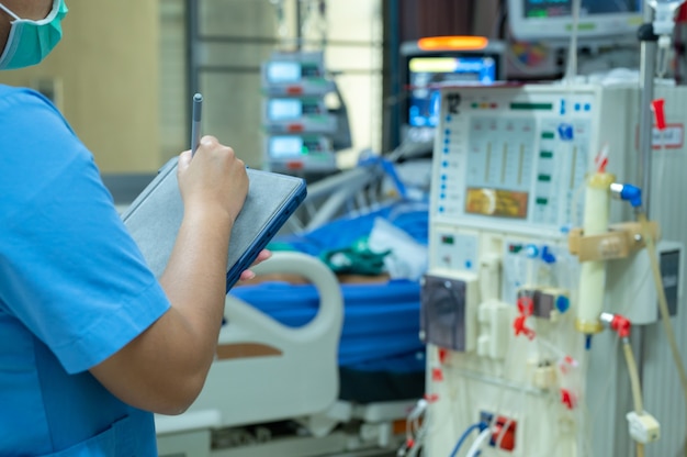 Verpleegkundigen controleren de functie van de hemodialysemachine voor gebruik bij patiënten met chronisch nierfalen.
