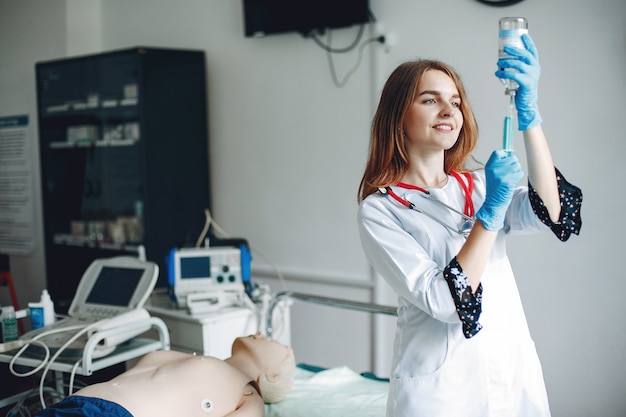 Verpleegster met een stethoscoop. Student praktijk geneeskunde. Dokter voert procedures uit op de afdeling.