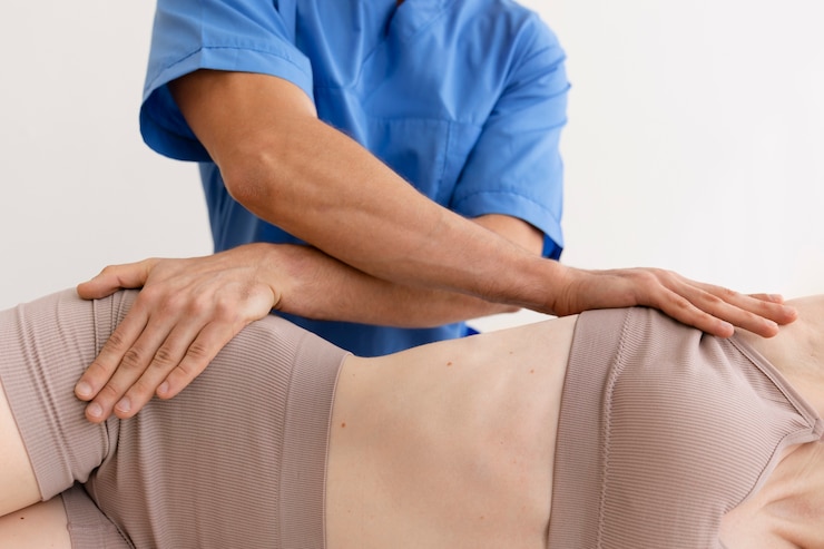 Gratis Foto verpleegster met patiënt in osteopathie sessie