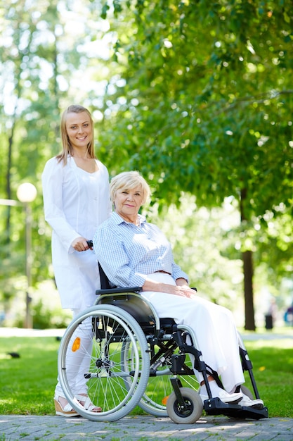 Verpleegster wandelen met bejaarde