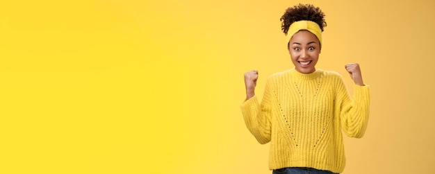 Verrast, schattig, teder Afrikaans-Amerikaans meisje kan niet geloven dat zegevierend de prijsloterij balt