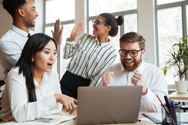 Verrast schreeuwende jonge collega's