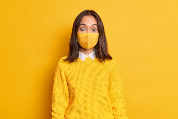 Verraste Aziatische vrouw in beschermend wegwerpmasker voorkomt besmettelijke ziekten