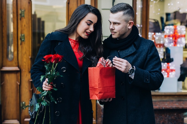 Verraste vrouw die van heden op datum geniet