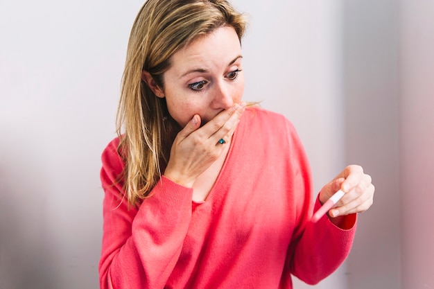 Gratis foto verraste vrouw met zwangerschapstest