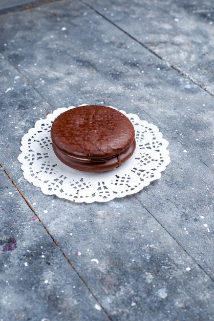 Verre vooraanzicht heerlijke chocoladetaart ronde gevormd geïsoleerd op grijs