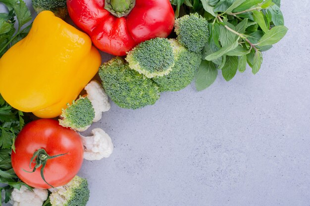 Verrukkelijk assortiment van groenten en greens op marmeren achtergrond. Hoge kwaliteit foto