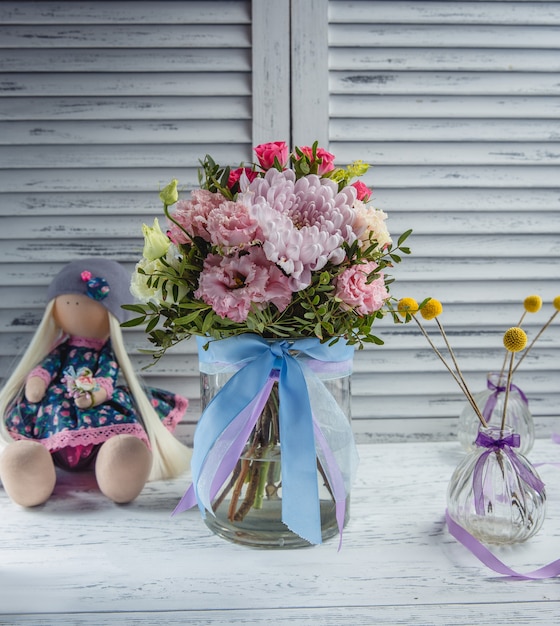 Gratis foto vers bloemboeket op de tafel