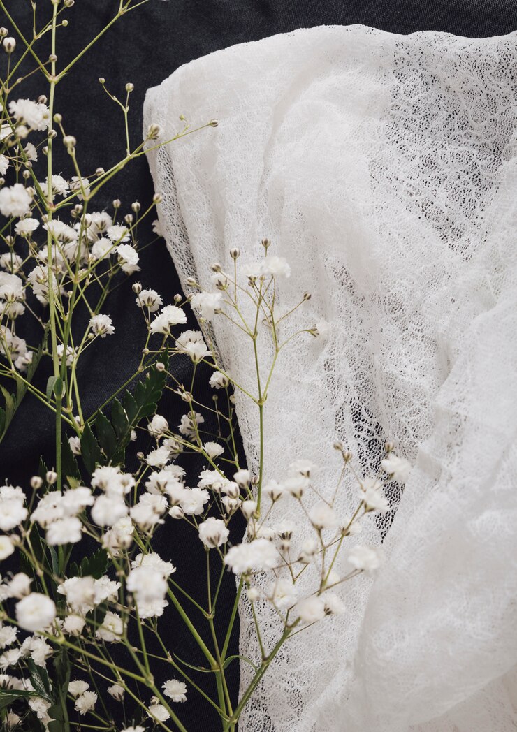 Gratis Foto vers bloemtakje dichtbij witte textiel