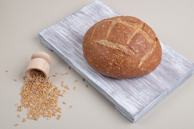 Vers brood met haverkorrels op witte achtergrond. Hoge kwaliteit foto