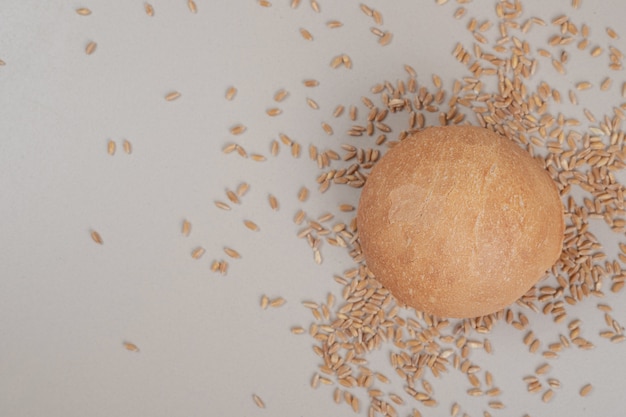 Vers brood met haverkorrels op witte ondergrond