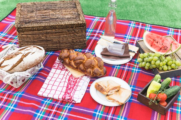 Vers brood met sappig fruit in de open lucht