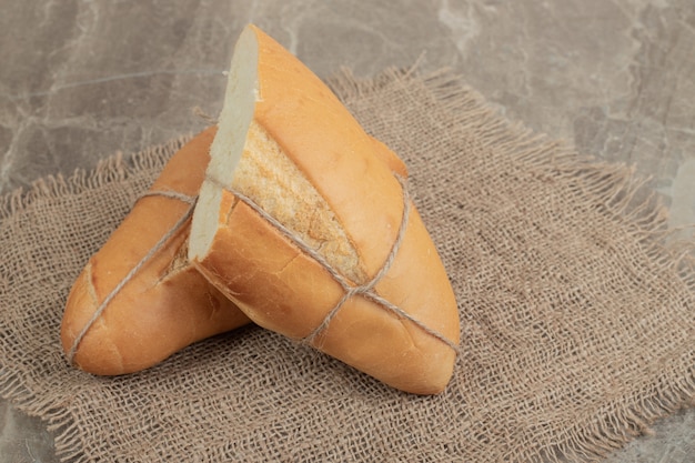 Gratis foto vers brood vastgebonden met touw op marmer. hoge kwaliteit foto