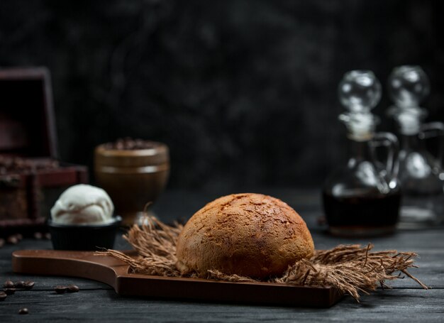 vers bruin brood op tafel