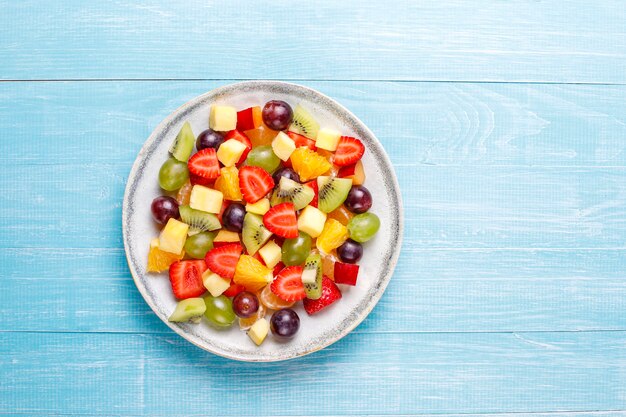 Vers fruit en bessensalade, gezond eten.