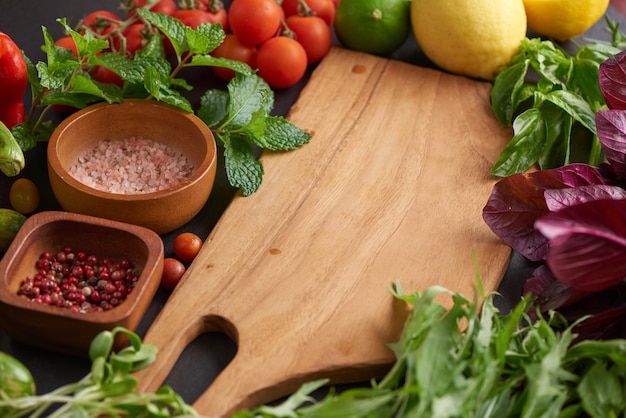 Vers fruit en groenten voor achtergrond, verschillende groenten en fruit voor het eten van gezond, kleurrijke groenten en fruit.