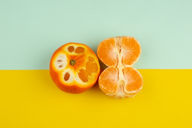 Vers fruit mandarijn oranje zuur mellow op blauw-gele vloer