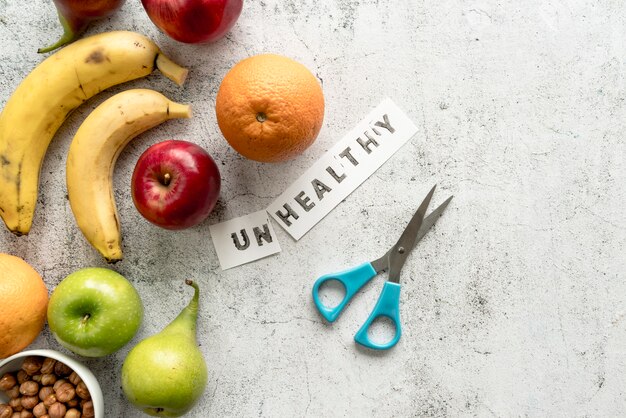 Gratis foto vers fruit met ongezond gesneden papier en schaar