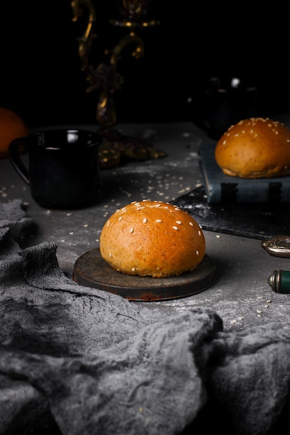 Vers gebakken broodje met sesamzaadjes op tafel