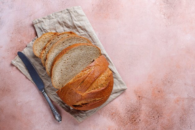 Vers gebakken roggebrood gesneden.