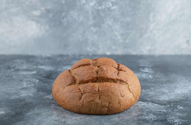 Vers gebakken zelfgemaakte artisanale zuurdesem rogge en witmeelbrood. Hoge kwaliteit foto