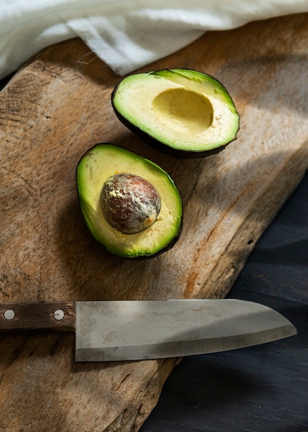 Vers gesneden avocado op een houten snijplank